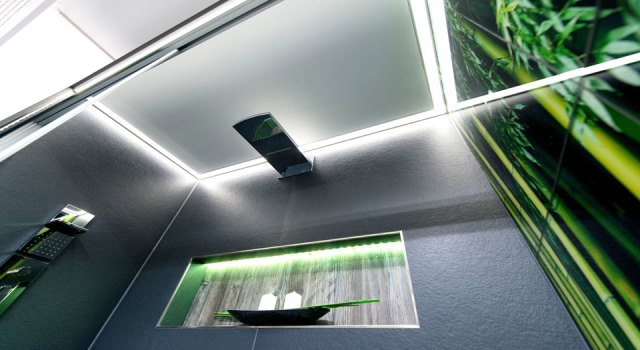 Dusche mit LED-Deckenbeleuchtung